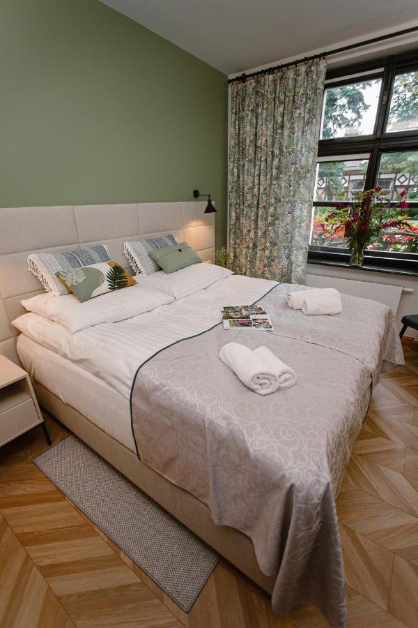 Dom W Starym Parku Hotell Biskupice  Exteriör bild