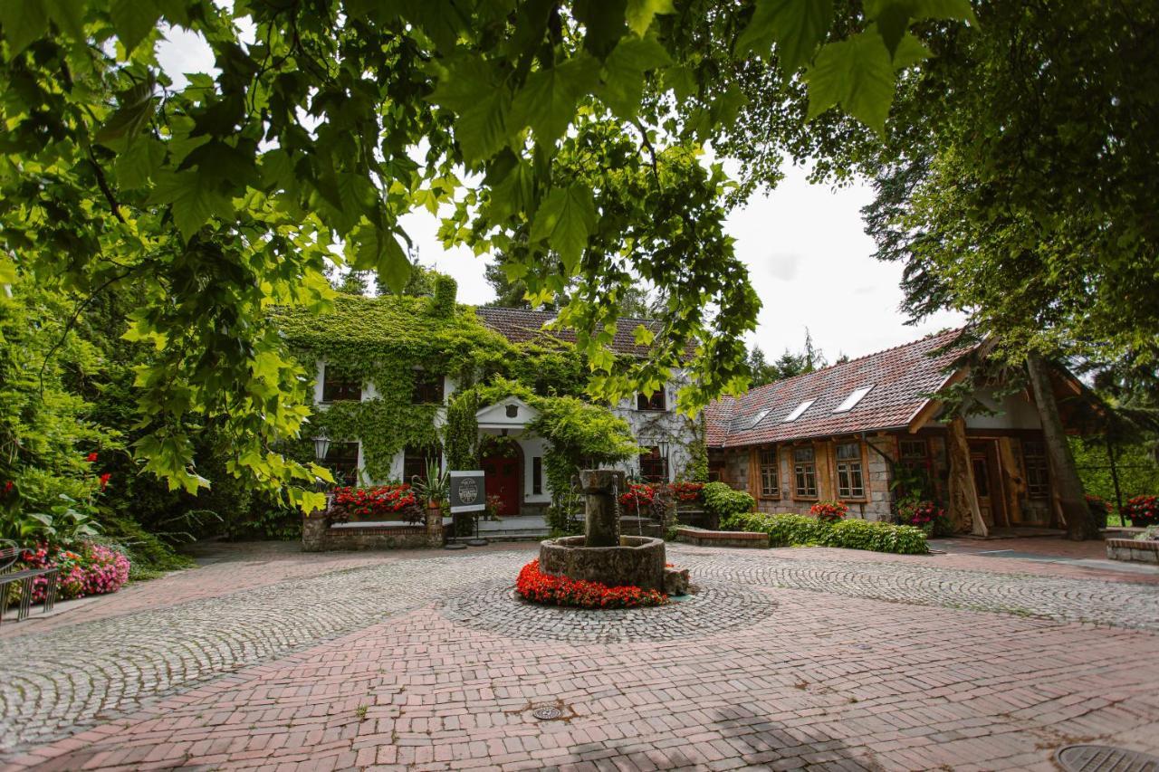 Dom W Starym Parku Hotell Biskupice  Exteriör bild