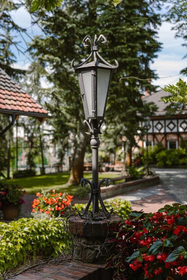 Dom W Starym Parku Hotell Biskupice  Exteriör bild