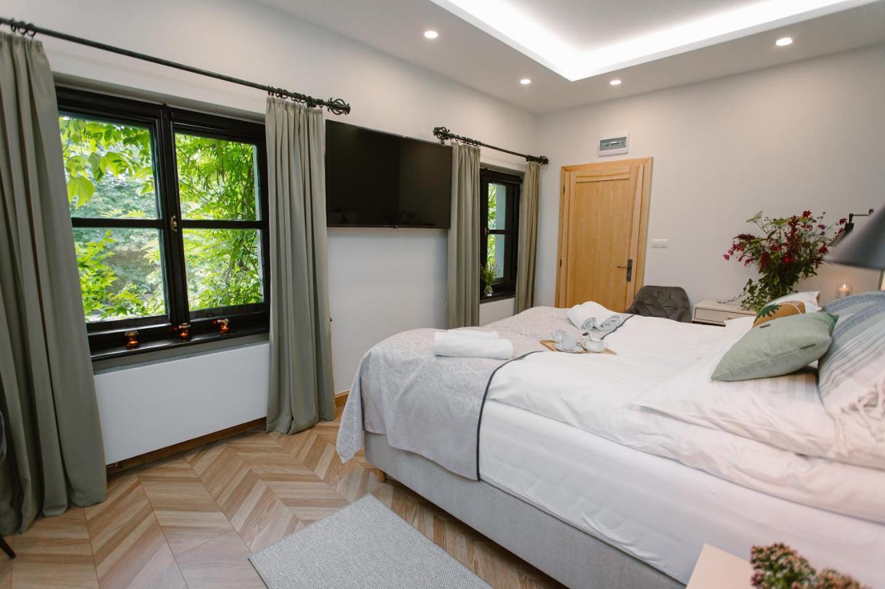 Dom W Starym Parku Hotell Biskupice  Exteriör bild